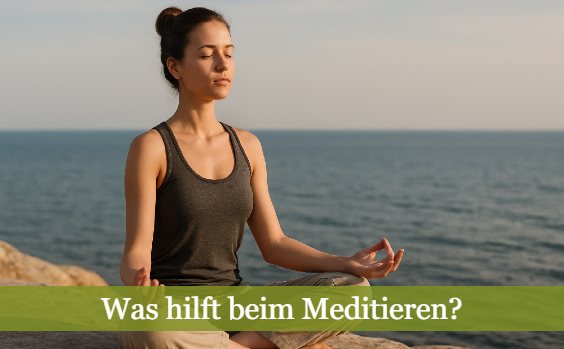 Frau meditiert am Meer. Text: Was hilft beim Meditieren?