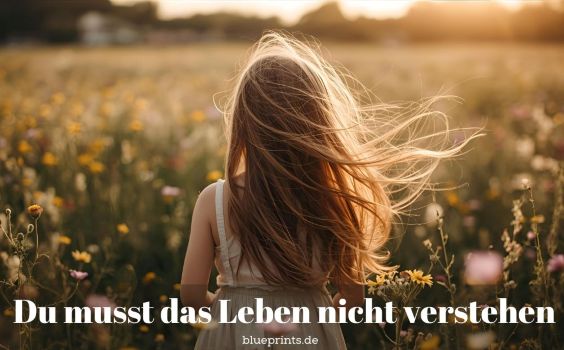 Mädchen auf einer Blumenwiese