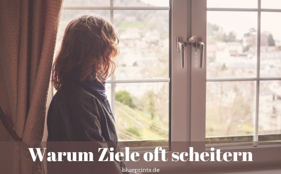 Frau schaut aus dem Fenster.