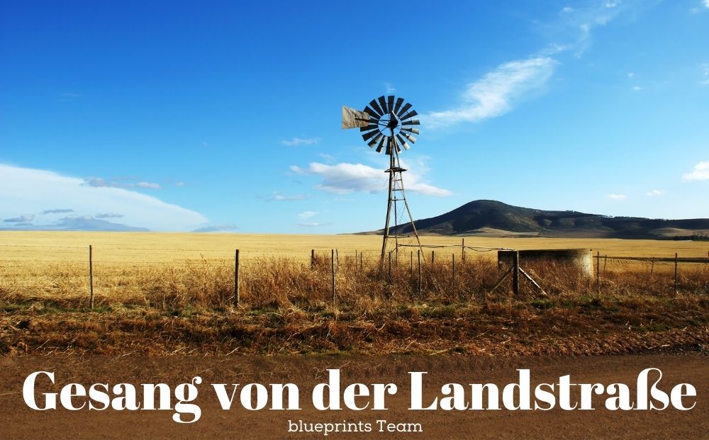 Altes Windrad an einer Landstraße