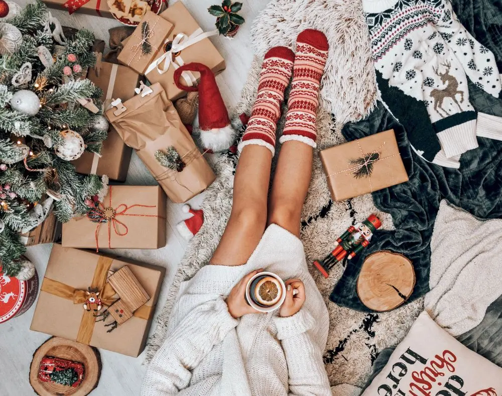 Festliches Weihnachts-Stillleben mit Dekorationen