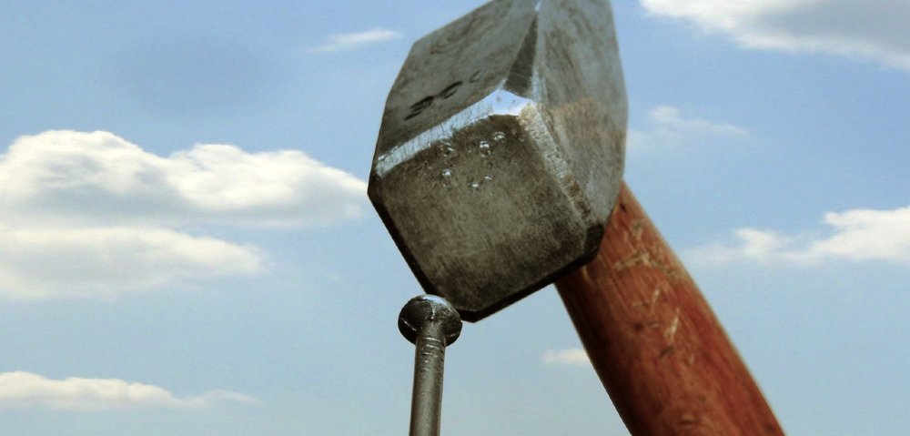Hammer, Nagel, Himmel