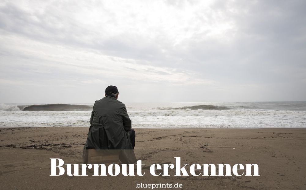 Mann sitzt am Meer