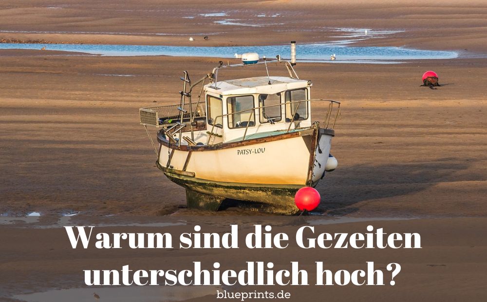 Ein kleines Boot ist bei Ebbe trocken gefallen.