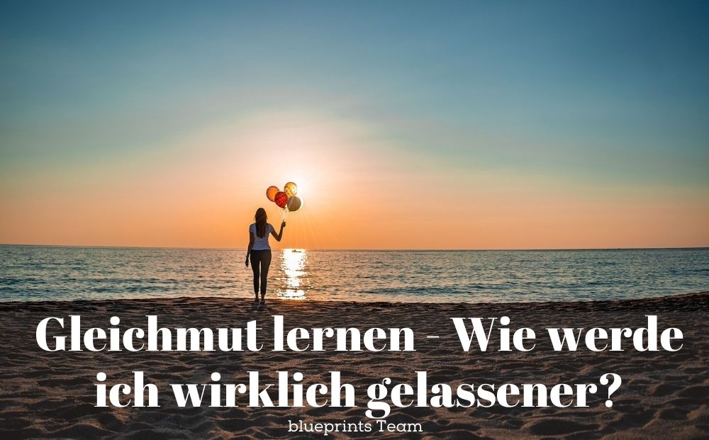 Frau mit Ballons am Strand