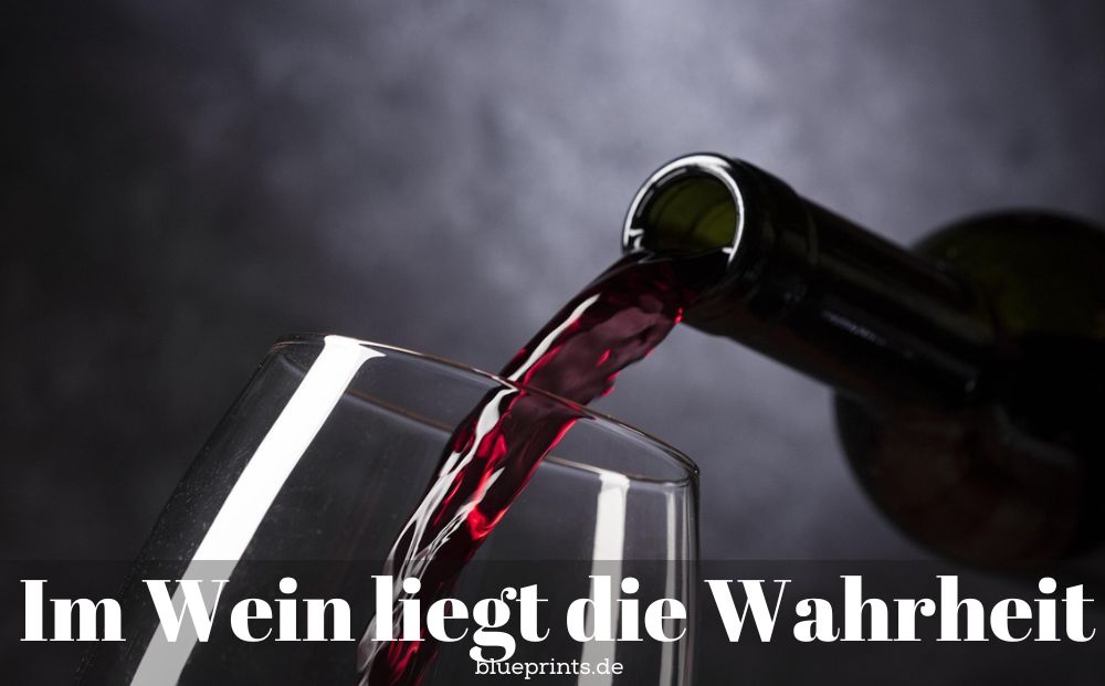 Rotwein wird in ein Glas gegossen