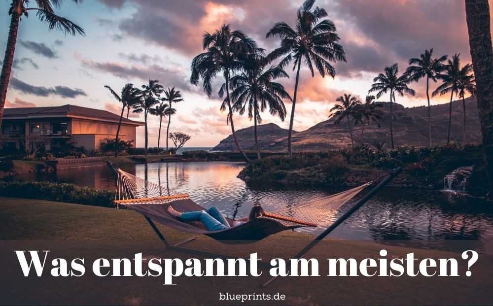 Eine Frau liegt in einer Hängematte.